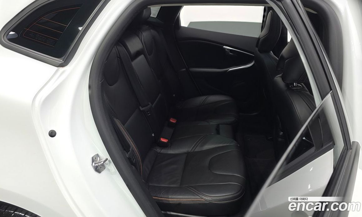 Volvo V40 Cross-country фото 11