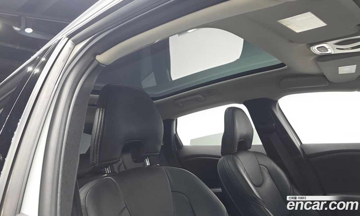 Volvo V40 Cross-country фото 16