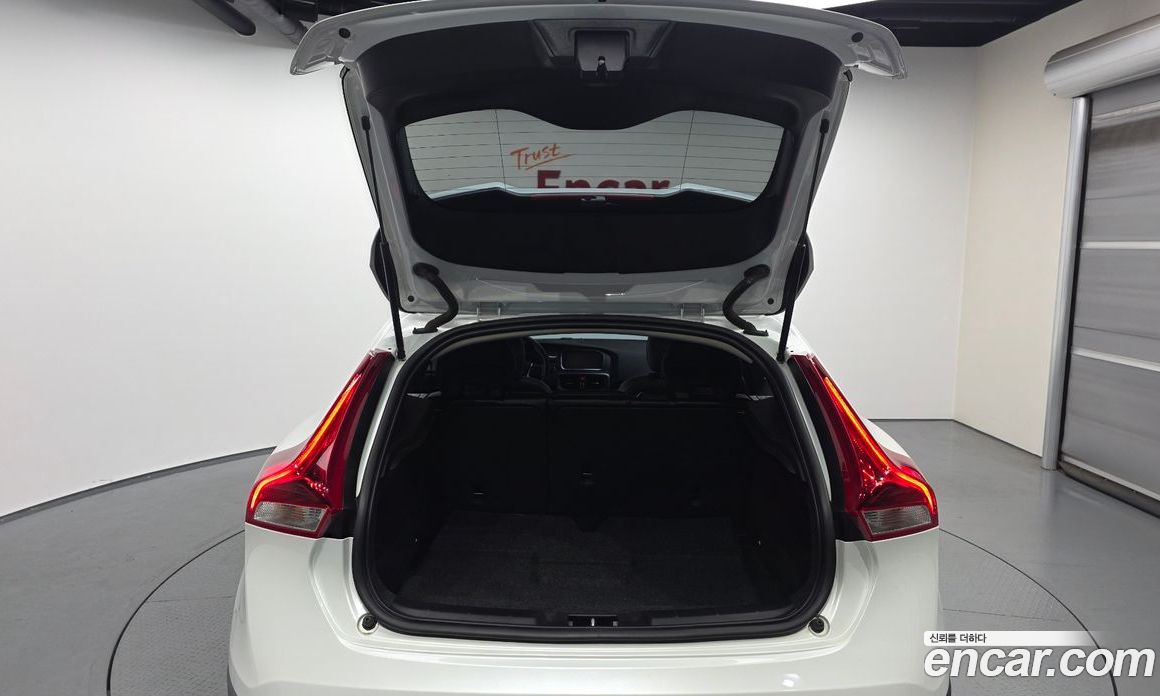 Volvo V40 Cross-country фото 20