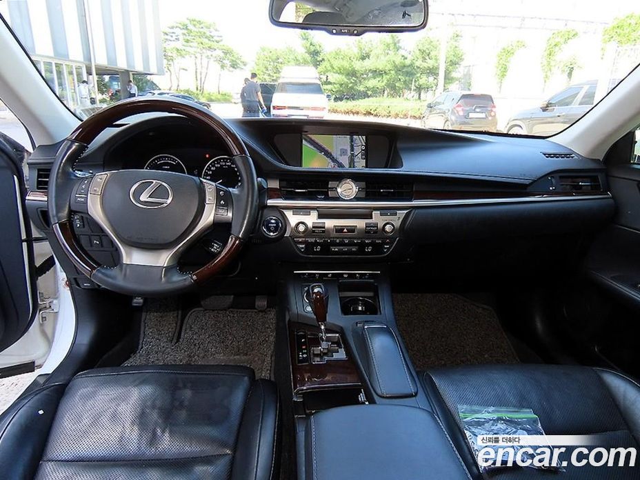 Lexus ES300h фото 7