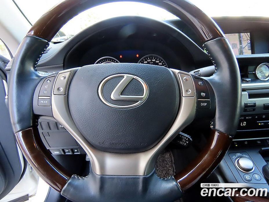 Lexus ES300h фото 8