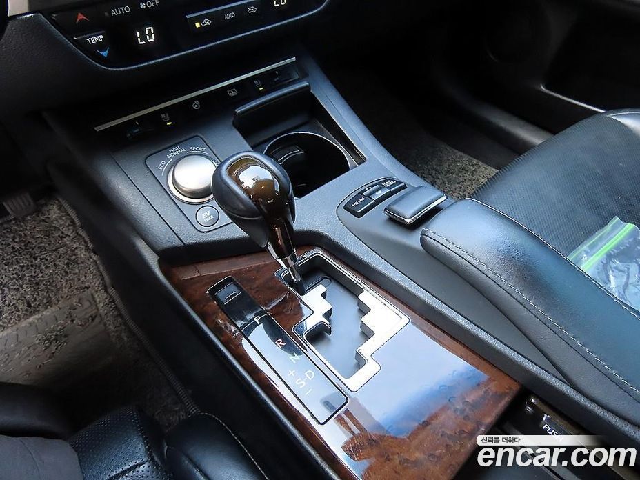 Lexus ES300h фото 10