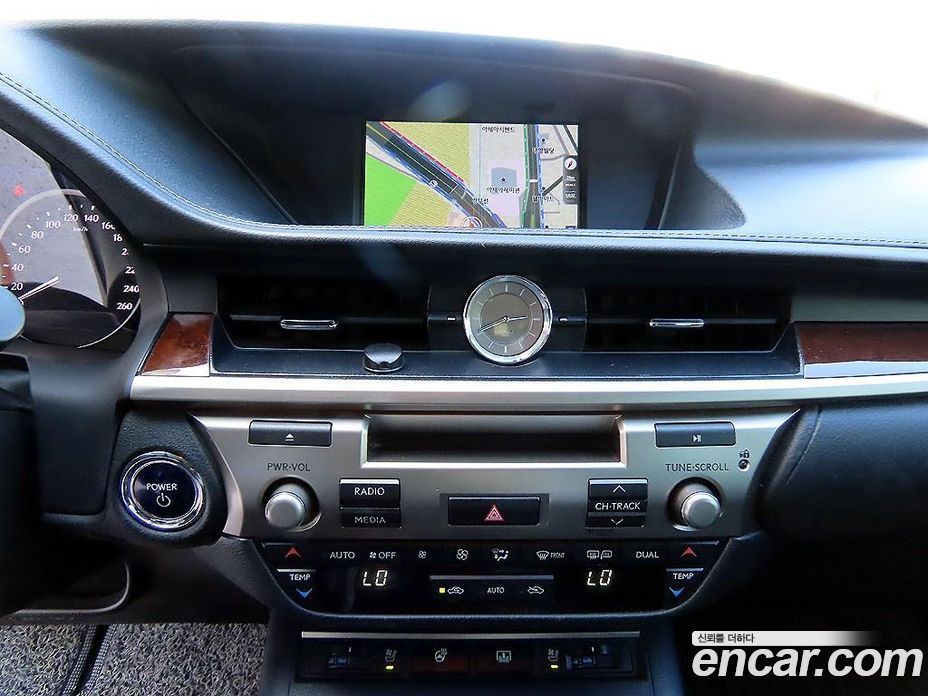 Lexus ES300h фото 13