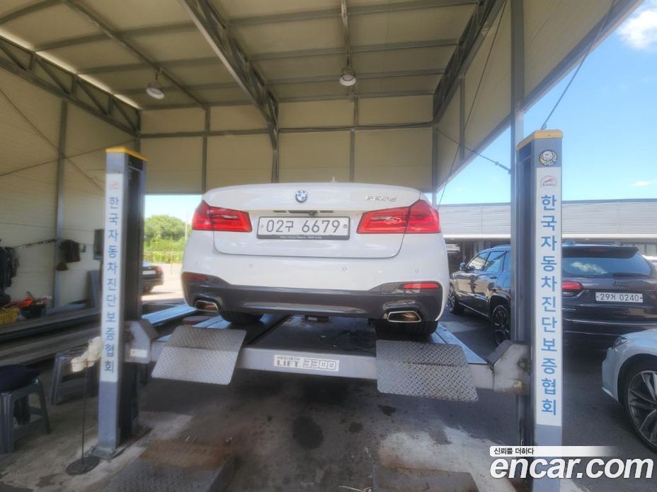 BMW 5-Series (G30) фото 2
