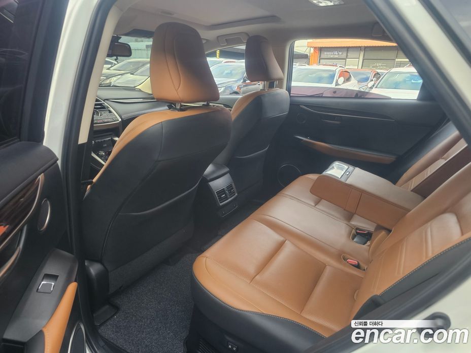 Lexus NX300h фото 7