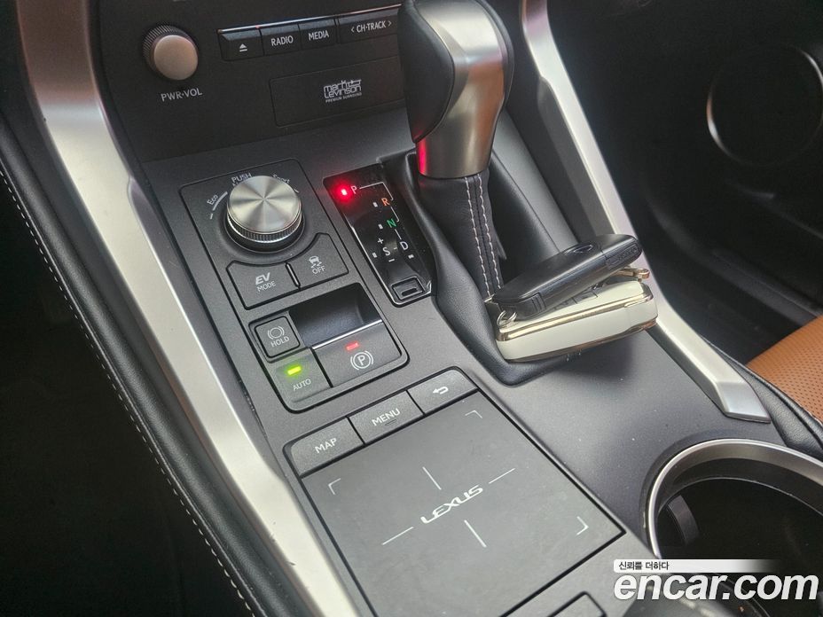 Lexus NX300h фото 12