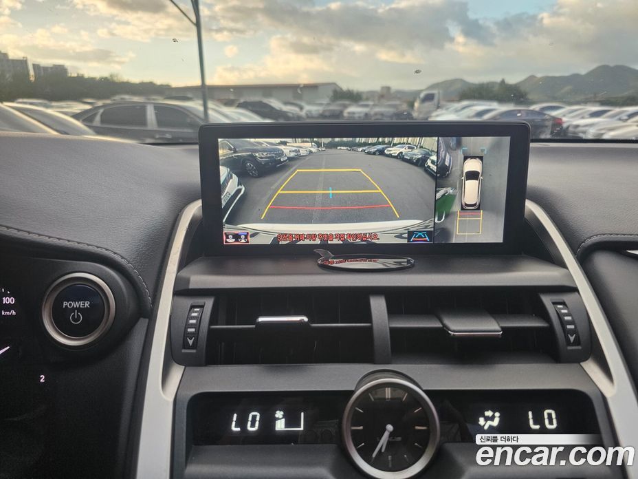 Lexus NX300h фото 13