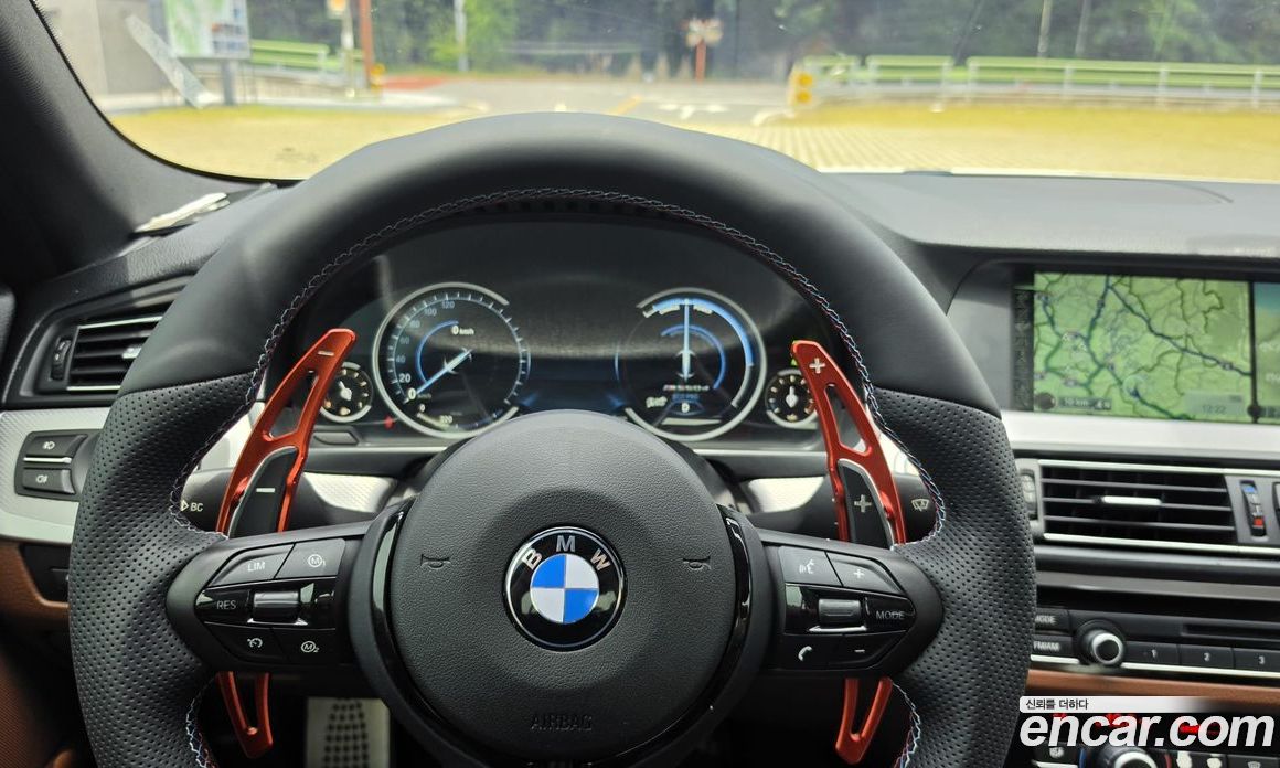 BMW 5-Series (F10) фото 8