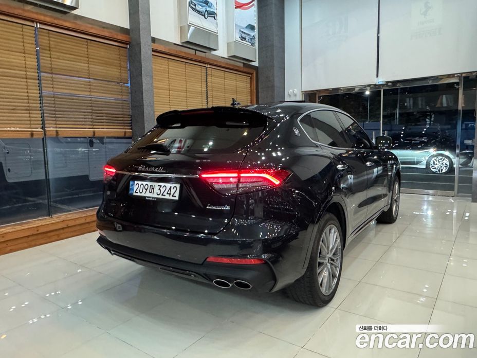 Maserati Levante фото 2