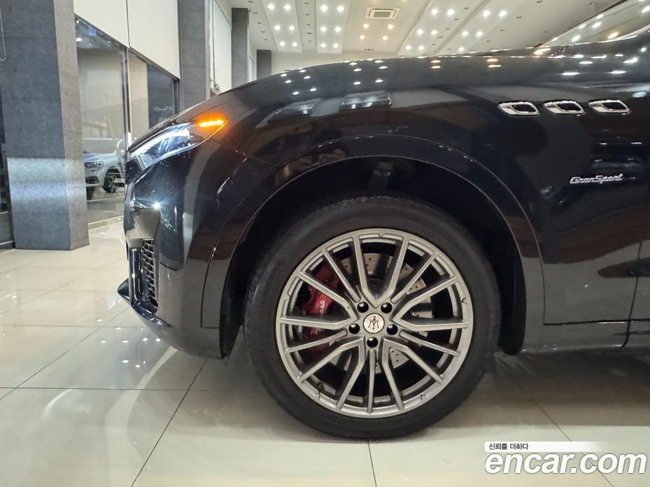 Maserati Levante фото 5