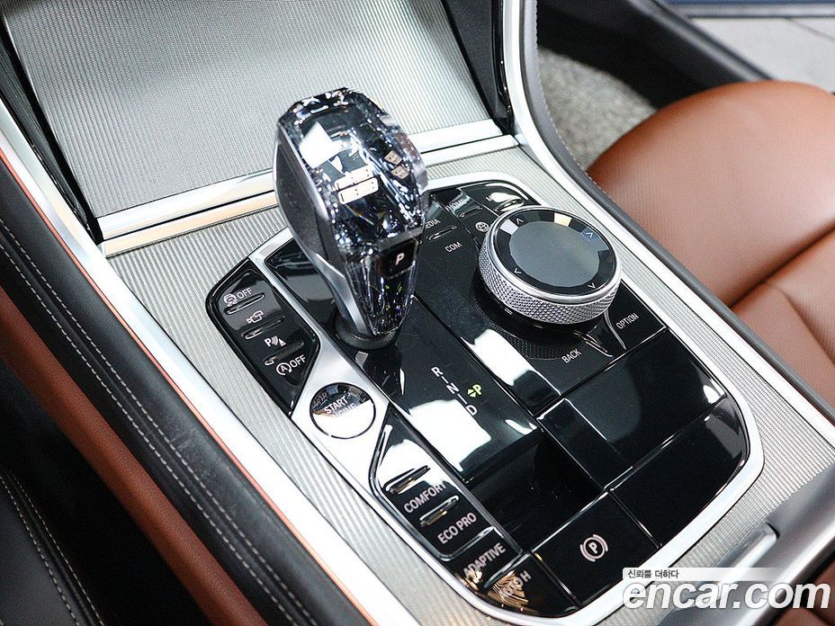 BMW 8-Series (G15) фото 9
