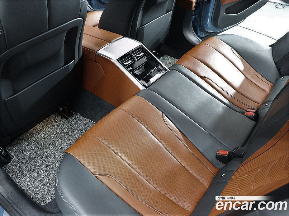 BMW 8-Series (G15) фото 11