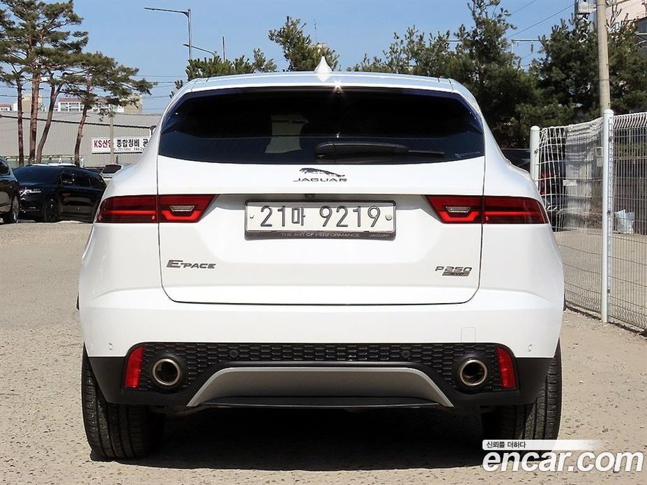 Jaguar E-PACE фото 4