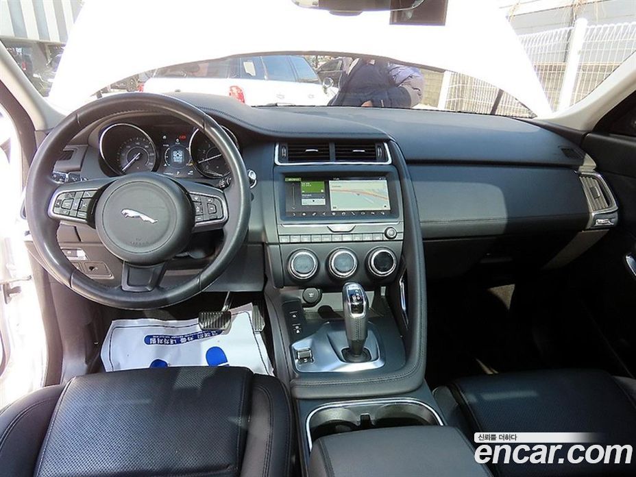 Jaguar E-PACE фото 7