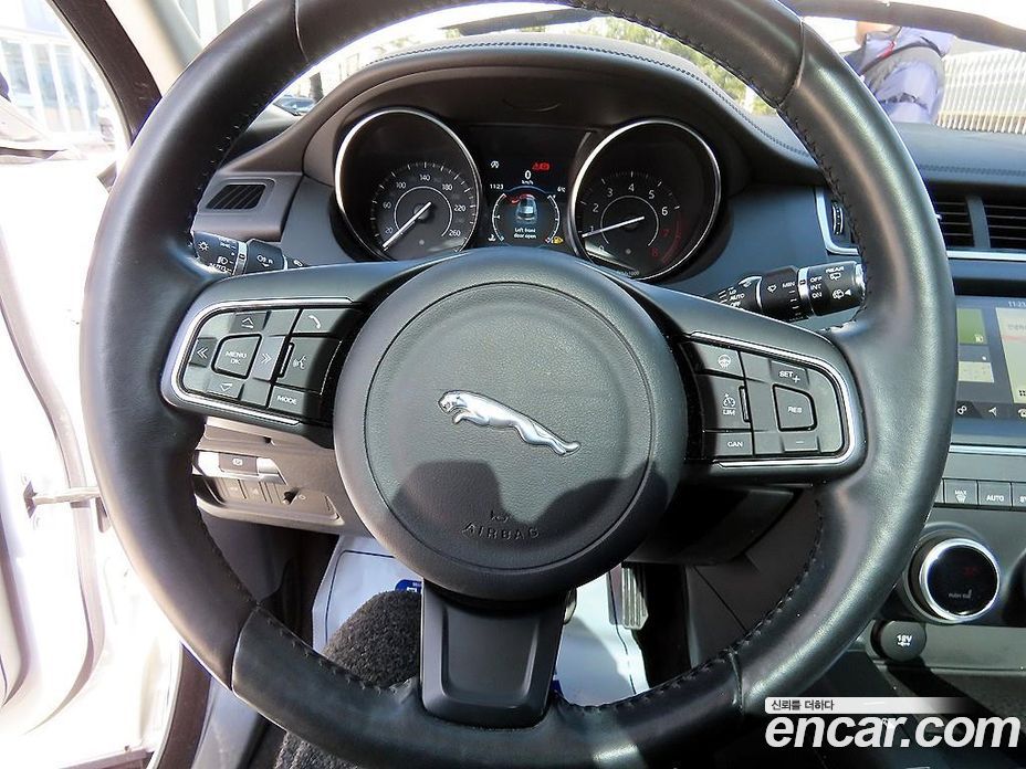 Jaguar E-PACE фото 8
