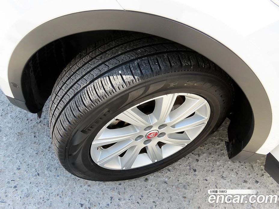 Jaguar E-PACE фото 20