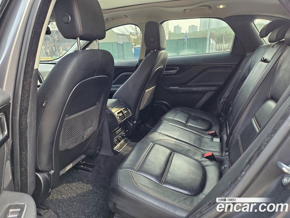Jaguar F-PACE фото 10