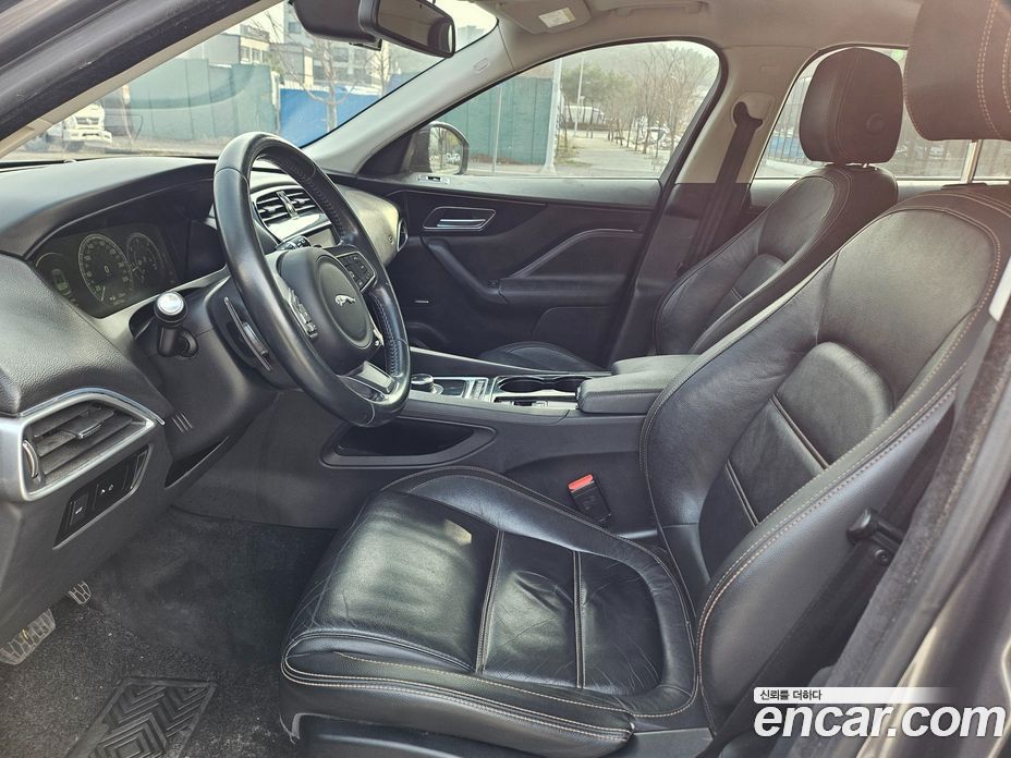 Jaguar F-PACE фото 12