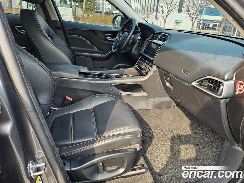 Jaguar F-PACE фото 13
