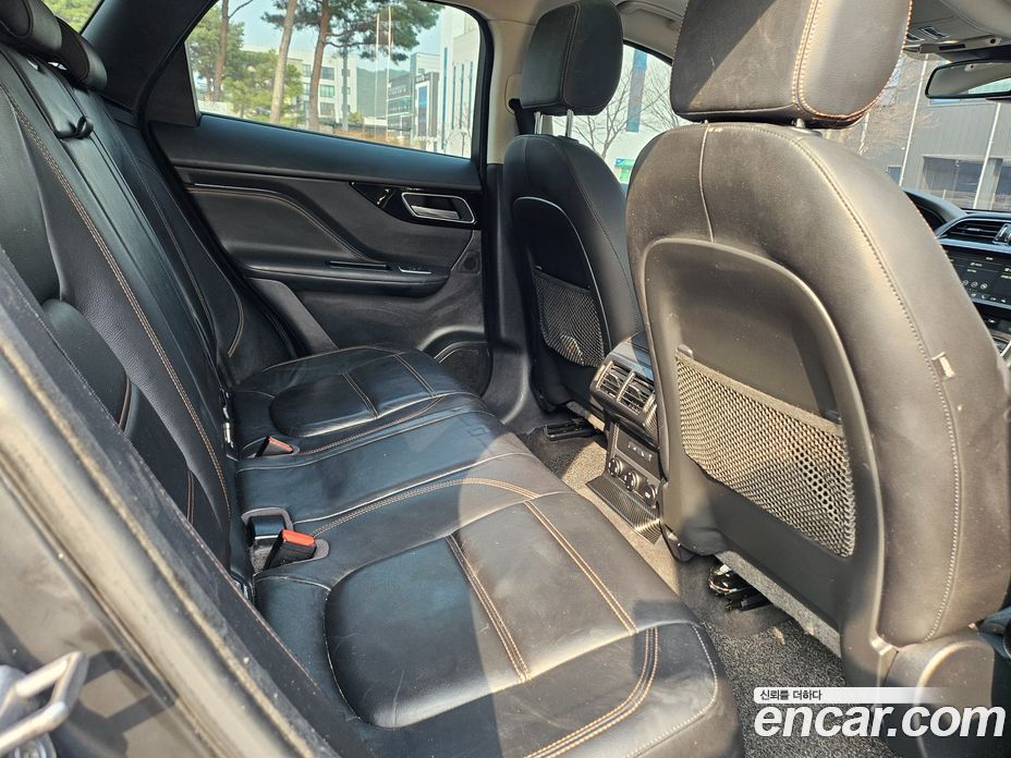 Jaguar F-PACE фото 14