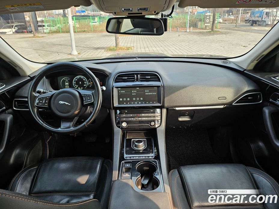 Jaguar F-PACE фото 16