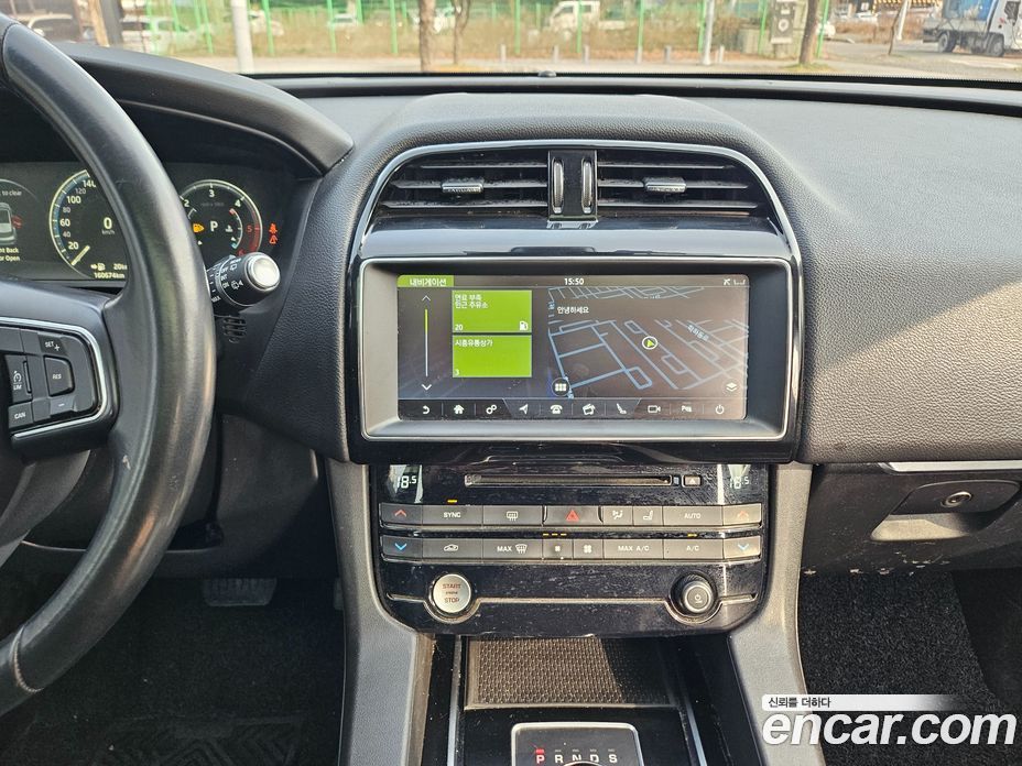 Jaguar F-PACE фото 17