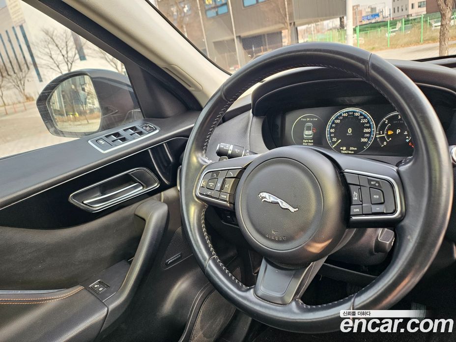 Jaguar F-PACE фото 18