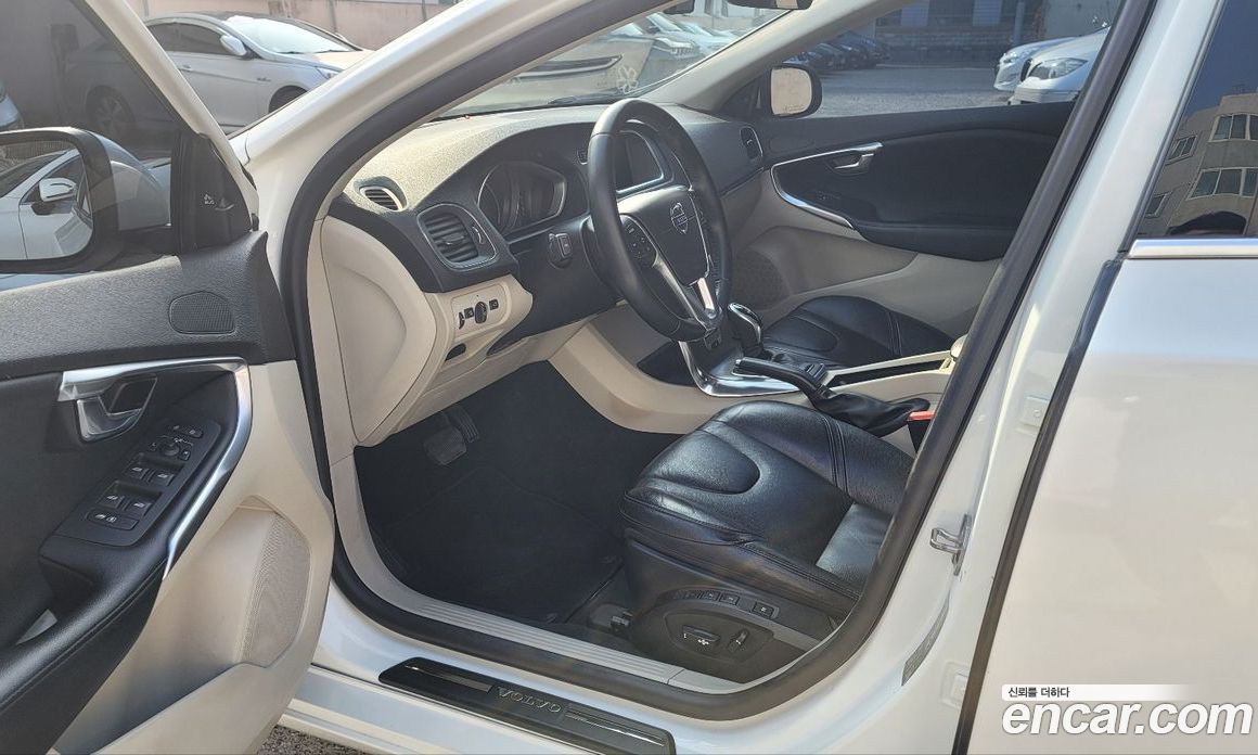 Volvo V40 фото 9
