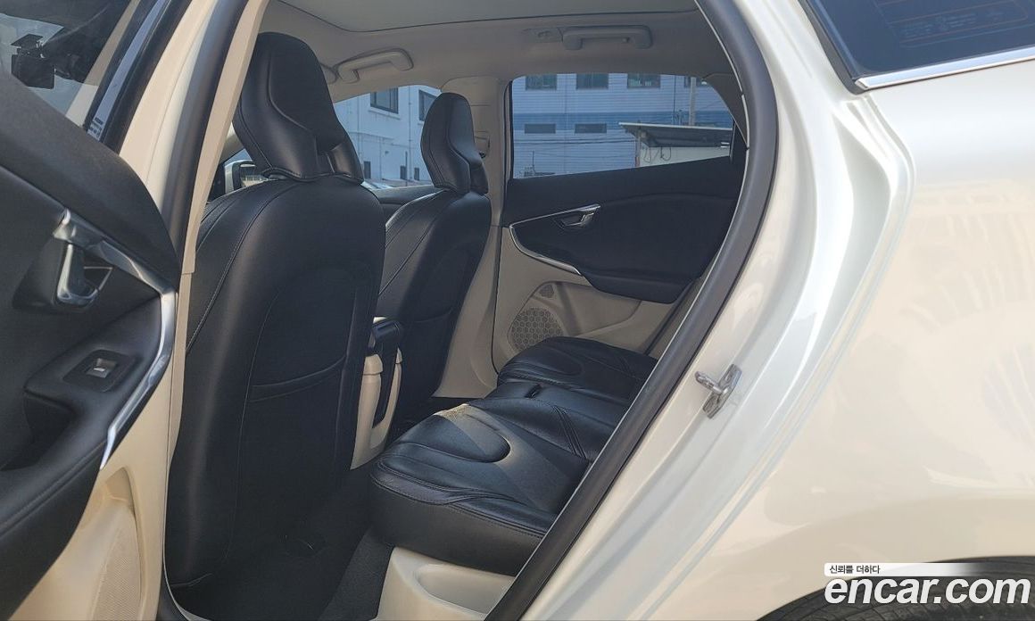 Volvo V40 фото 10