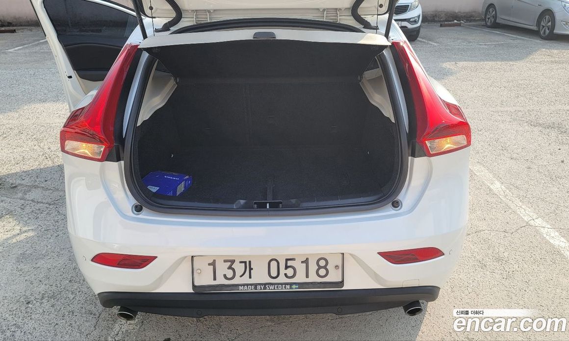 Volvo V40 фото 11
