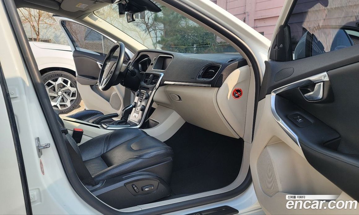 Volvo V40 фото 13