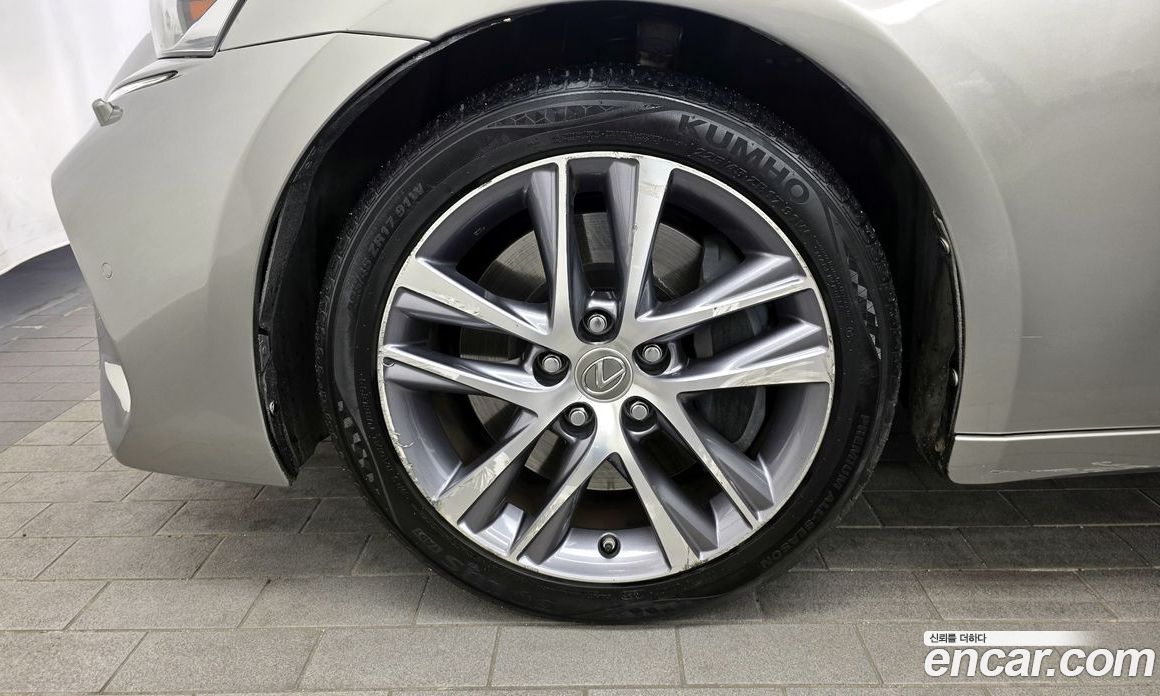 Lexus IS200t фото 5