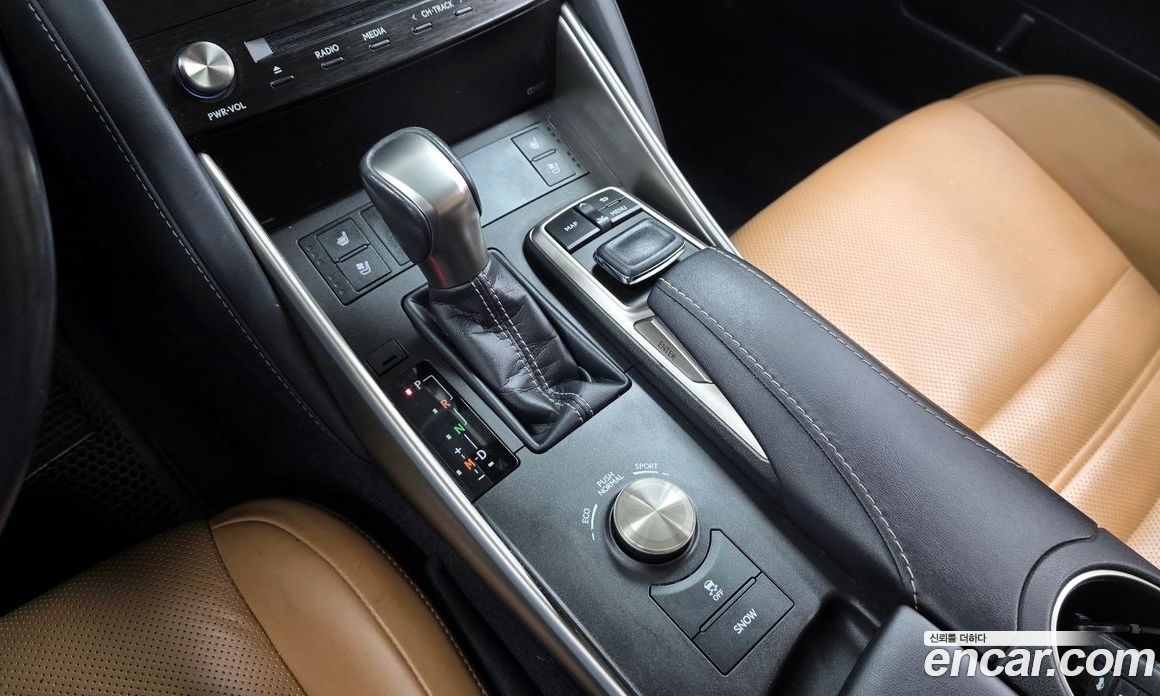 Lexus IS200t фото 9