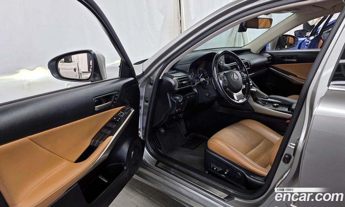 Lexus IS200t фото 10