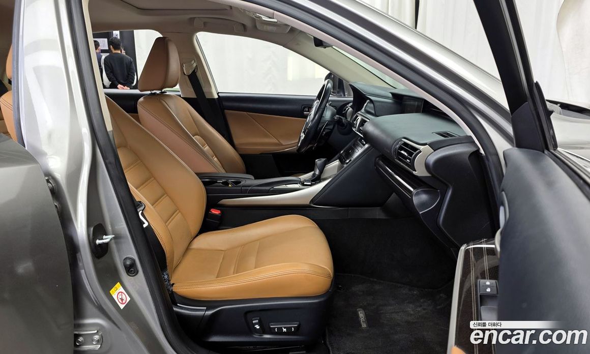 Lexus IS200t фото 11