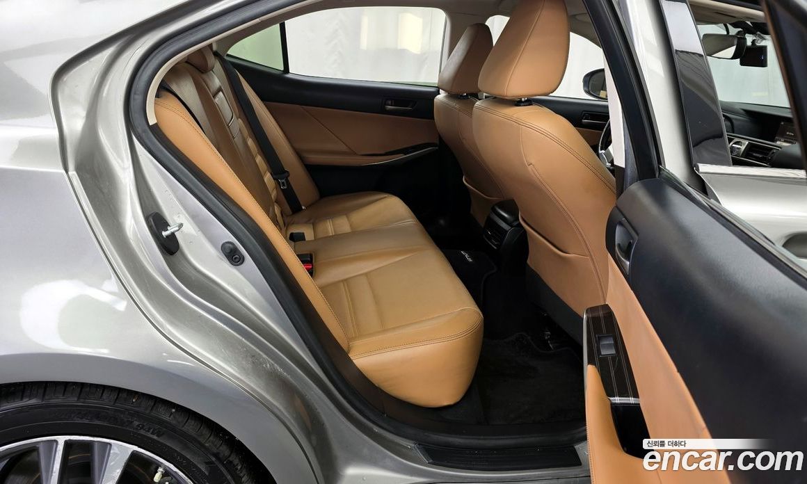Lexus IS200t фото 12