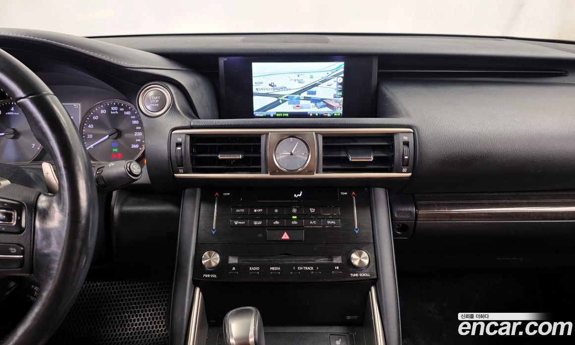 Lexus IS200t фото 14