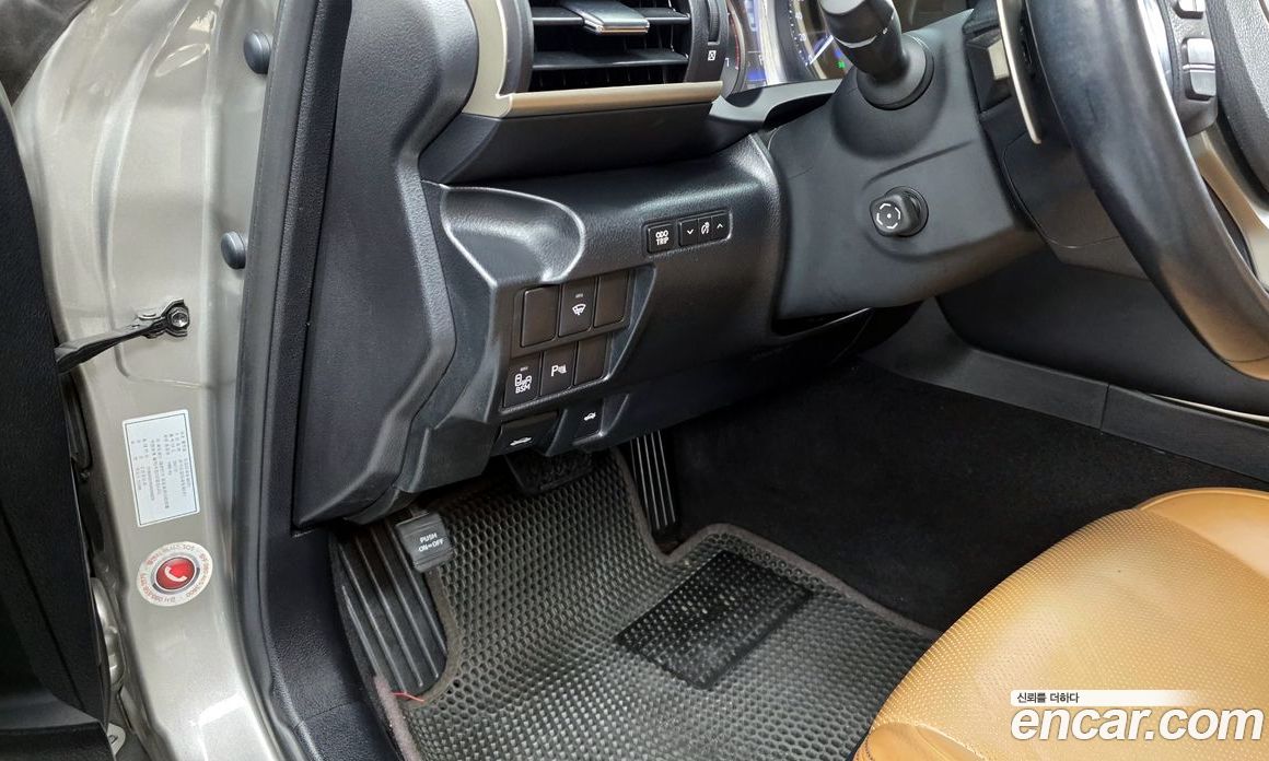 Lexus IS200t фото 16