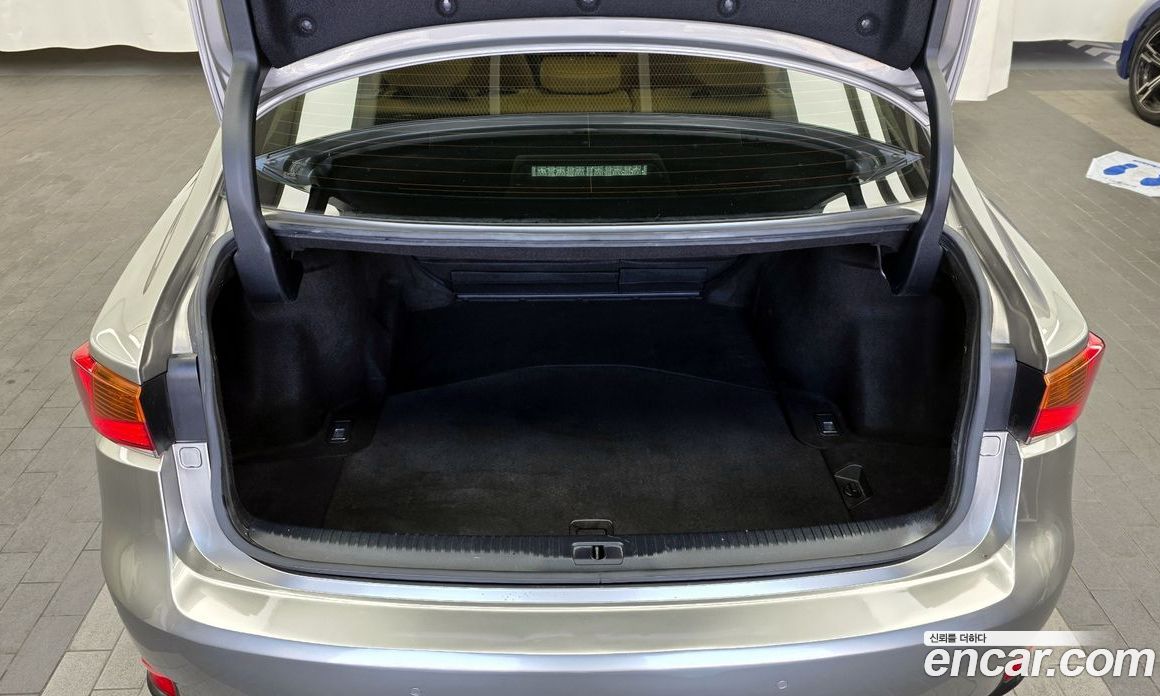 Lexus IS200t фото 20