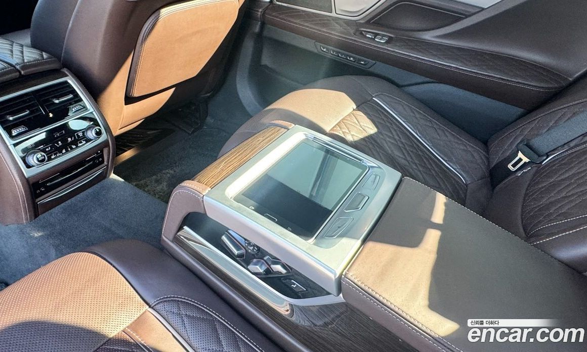 BMW 7-Series (G11) фото 16