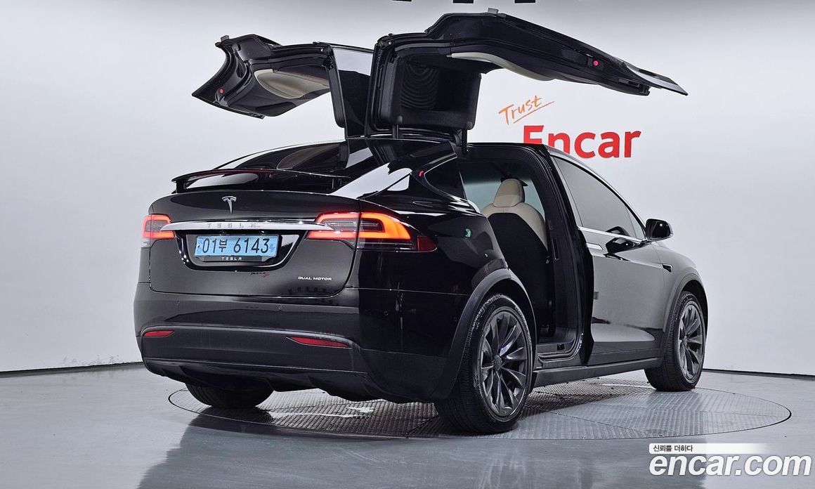 Tesla Model X фото 2
