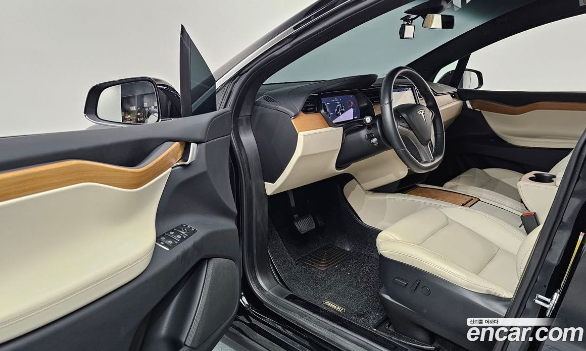 Tesla Model X фото 10