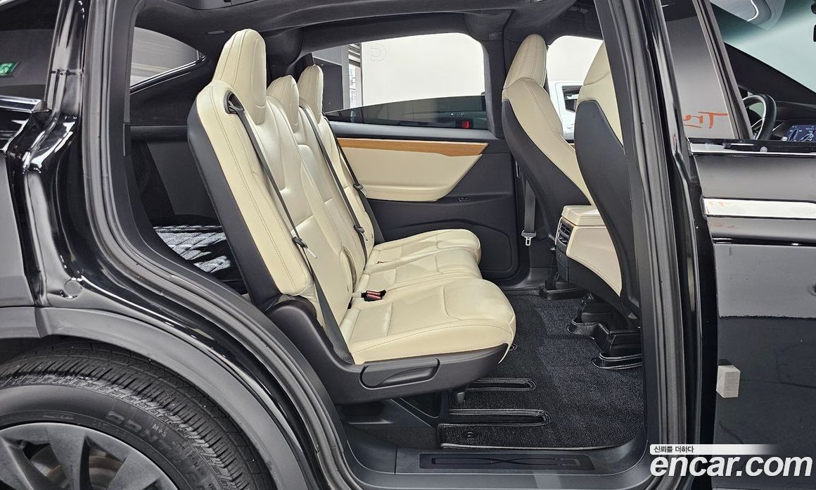 Tesla Model X фото 11