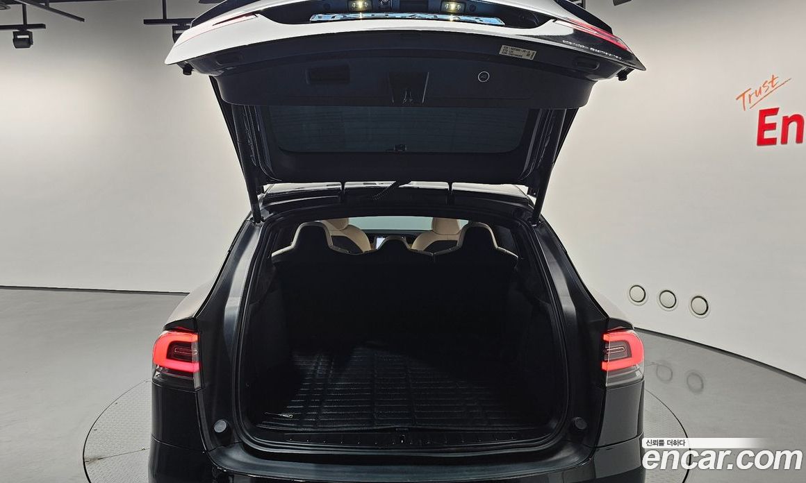 Tesla Model X фото 16
