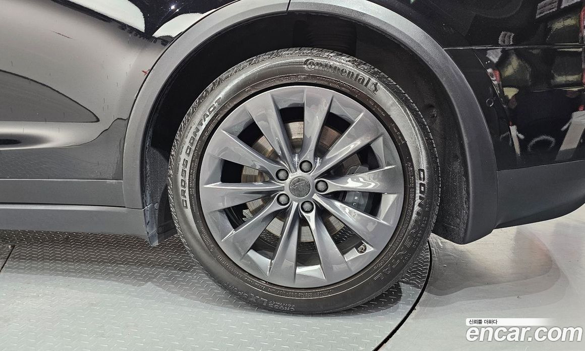 Tesla Model X фото 21