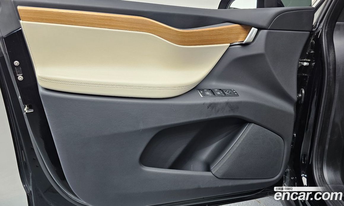 Tesla Model X фото 24