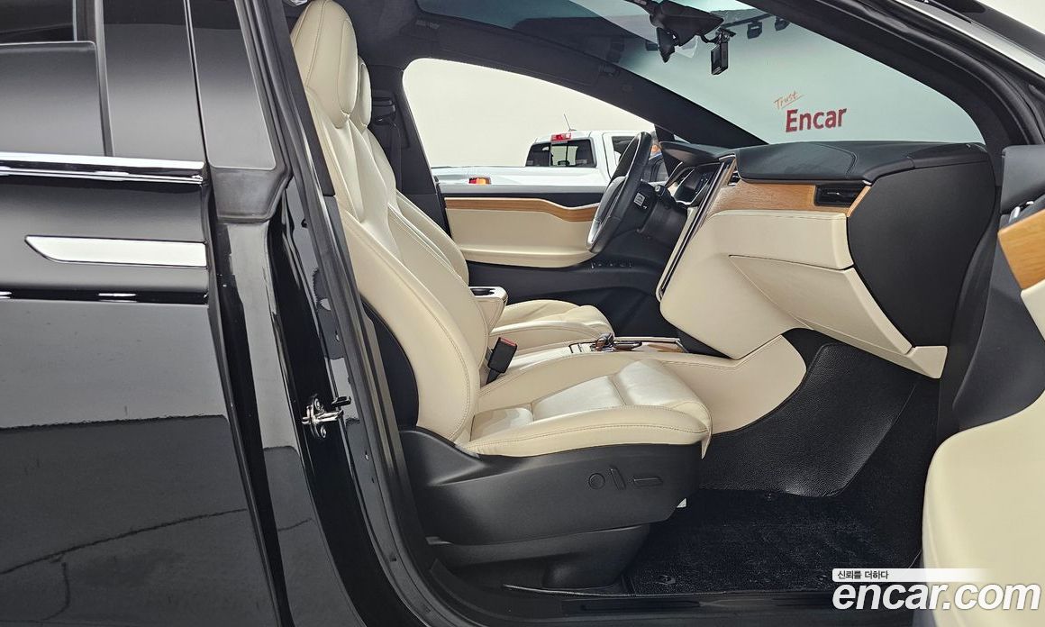 Tesla Model X фото 26