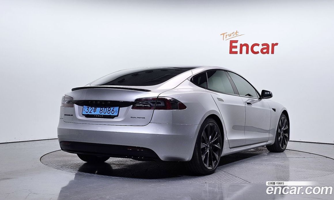 Tesla Model S фото 2