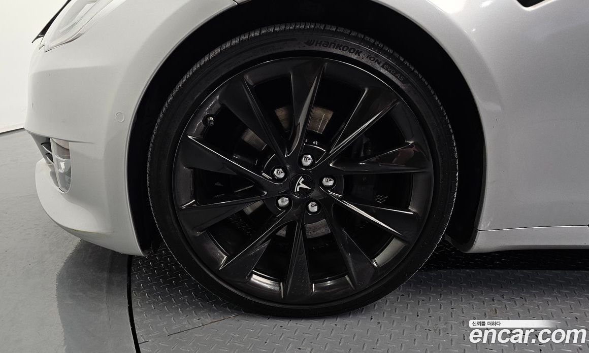 Tesla Model S фото 5