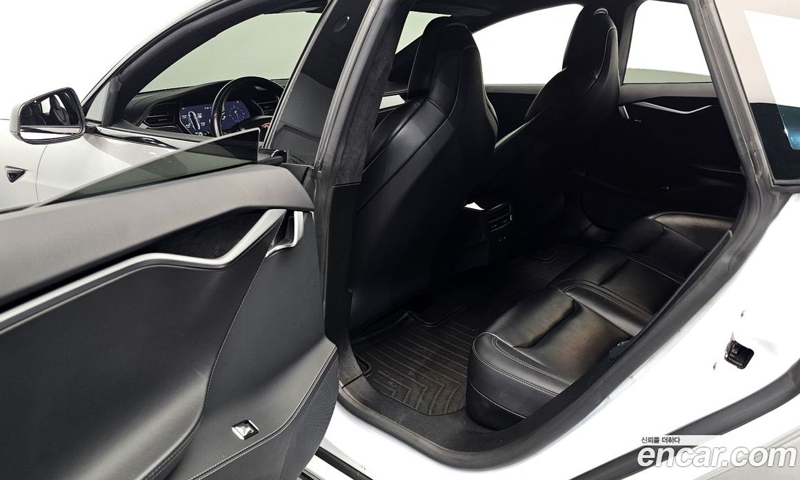 Tesla Model S фото 12